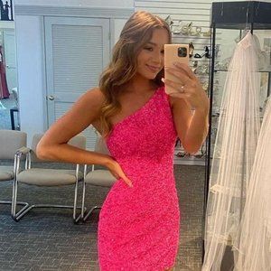 IOS ( DO NOT BUY ) Looking for one shoulder pink sparkely dress